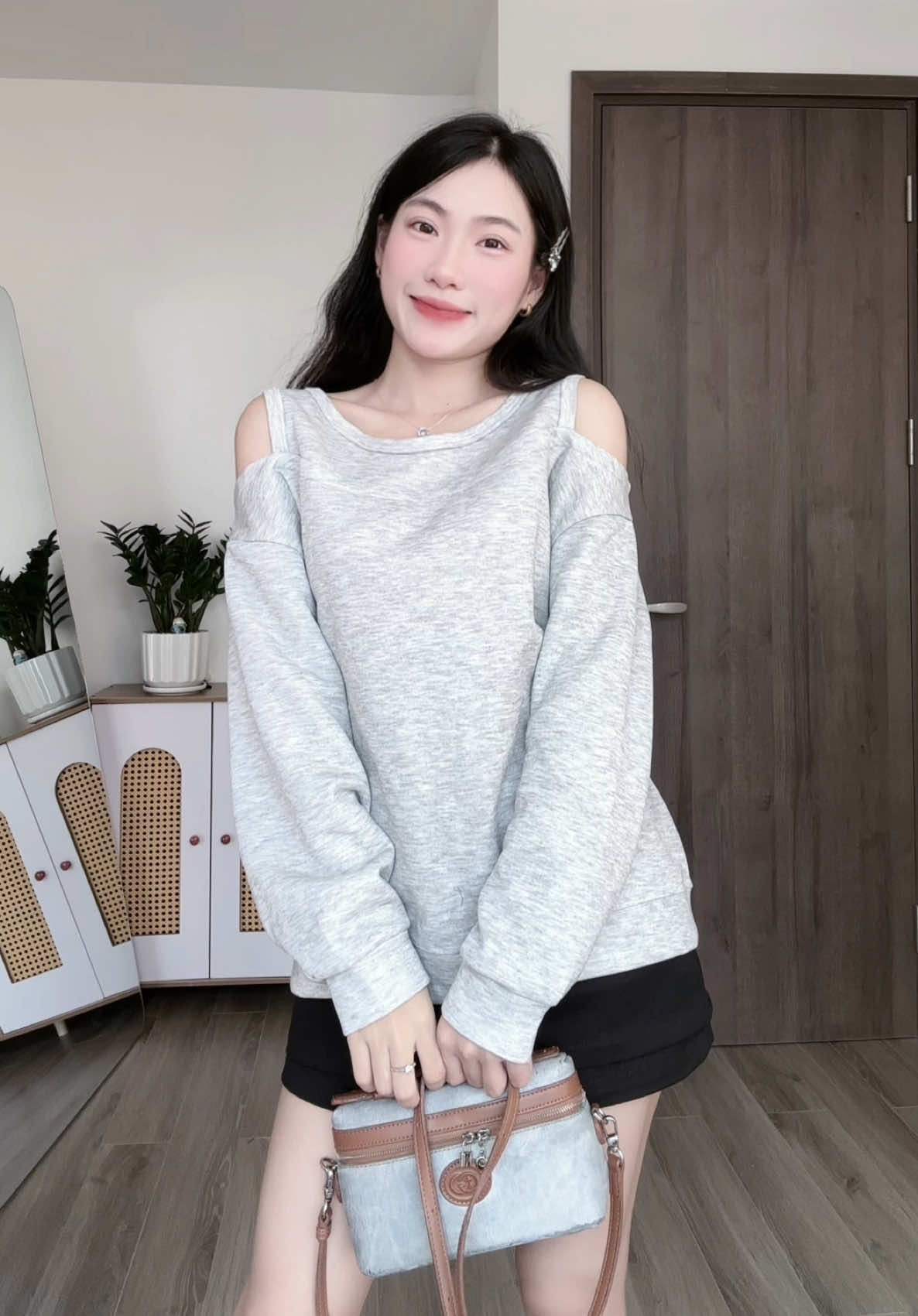 Áo hở vai xinh nhà @kimeehouse chị em đã sắm trong tủ đồ để đón thu này chưa ạ #outfitideas #kimeehouse #kimee #aokieuxinh #aohovai 