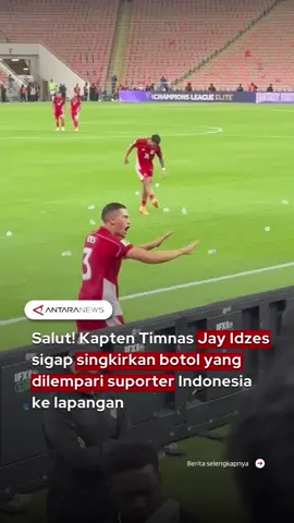 Momen kapten Timnas, Jay Idzes, tetap tenang saat sejumlah suporter Indonesia melempar botol ke lapangan sebagai protes keputusan wasit pada laga lanjutan Grup B Kualifikasi Piala Dunia 2026 zona Asia Round 4 di King Abdullah Sports City, Jeddah, Minggu (12/10) dini hari WIB. Namun, di balik momen yang menegangkan itu, sang kapten Timnas Indonesia, Jay Idzes, justru menunjukkan sikap yang patut diapresiasi. Jay Idzes dengan tenang menyingkirkan botol yang dilempar ke lapangan dan berusaha menenangkan penonton agar tidak memperburuk situasi.  Aksinya terekam kamera dan langsung viral di media sosial. Meski Timnas Garuda harus menelan kekalahan 0-1 dari Irak, sikap Jay Idzes menjadi sorotan positif karena menunjukkan jiwa kepemimpinan sejati. Warganet pun ramai memuji ketenangan dan sportivitas sang kapten yang tetap menjaga kehormatan tim meski dalam situasi yang tidak kondusif. #jayidzes #suporter #lemparbotol #kualifikasipialadunia2026 #indonesiavsirak