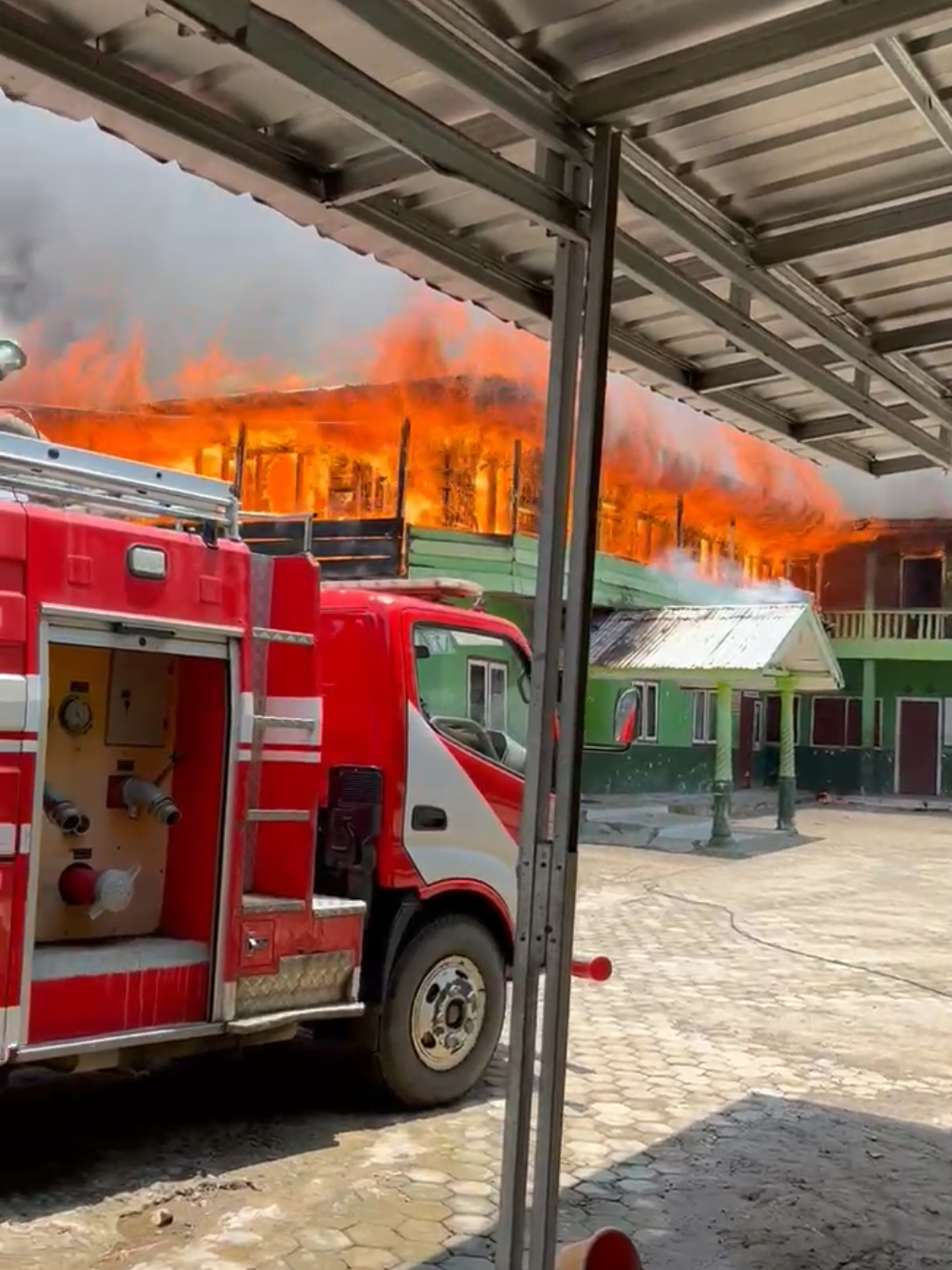 Kebakaran Terjadi di MTs NU Krui, Pesisir Barat Krui — Telah terjadi kebakaran di Madrasah Tsanawiyah (MTs) NU Krui, Kabupaten Pesisir Barat, pada hari ini. Api dengan cepat melahap beberapa ruang belajar sebelum akhirnya berhasil dipadamkan oleh warga bersama petugas pemadam kebakaran. Tidak ada korban jiwa dalam kejadian ini, namun sejumlah fasilitas sekolah mengalami kerusakan cukup berat. Pihak berwenang masih melakukan pendataan dan penyelidikan penyebab kebakaran. #MTsNUKrui #PesisirBarat #BeritaPesibar #KebakaranMTsNUKrui 