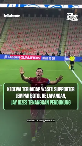 Suasana pertandingan Indonesia vs Irak dalam pertandingan kualifikasi Piala Dunia 2026, Minggu (12/10/2025) dini hari di King Abdullah Sports City, Jeddah, menuai ketegangan Puncaknya saat menit ke-87 ketika Ole Romeny menerima kartu kuning dari wasit. Para supporter Timnas Indonesia melempar botol ke lapangan sebagai ungkapan kecewa. Melihat situasi yang mulai ricuh, Jay Idzes langsung bergerak ke pinggir lapangan dan meminta para supporter berhenti melempar botol. Tak hanya itu, Jay juga memunguti botol-botol di lapangan diikuti pemain lainnya. - Inilah Arena adalah bagian dari Grup Media @inilah_com | Dapatkan informasi selengkapnya dengan klik link di bio atau download aplikasi Inilah.com di AppStore dan Google Play Store #InilahArena #PialaDunia #IndonesiaVSIrak #TimnasIndonesia #JayIdzes  Inilahcom  