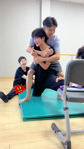 ไม่มีความยากลำบาก ก็ไม่ได้มา #LegStretching #stretching #dancingstudent #boylovemoment  #creatorsearchinsights 