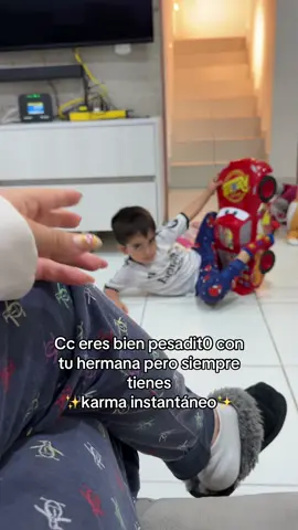 JAJJAJA les juro siempre siempre le pasa, le hace algo a su hermana y casi al momento le pasa algo a él🙂 #maternidad #momof2 #hermanos #humor #viral 