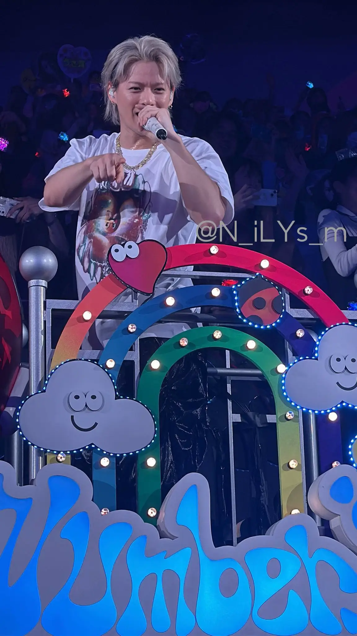 またまた予想を想像を遥かに超えたNumber_iのライブ。生バンド、生オーケストラを従えて、最高のパフォーマンスを魅せてくれたようですね。 たくさんのお裾分けありがとうございます❤️ お留守番組も一緒に堪能できました。 紫耀くんの銀髪、大好きなので、私の参加まではまだまだ先だけど、楽しみに待ってます。 2日目も楽しい時間になりますように。 cr on pic! #Number_i #平野紫耀  #No2TOUR_北海道day1 #Number2_TOUR