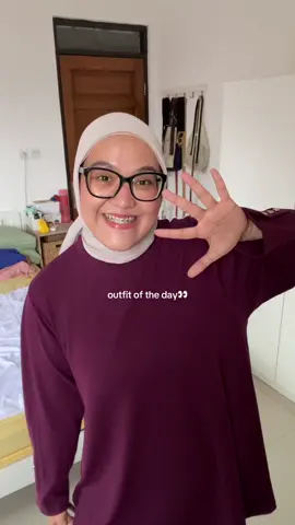 Outfit of the day pakai blouse yang bigsize friendly dari @Bibigsize 🤏🏻 warnanyaaa banyak dan ini aku pake warna burgundy! btw LDnya up to 150cm++😆 #ootdcewekchubby🤪 #ootdhijab #outfitinspo #outfitoftheday #ootdbigsize 