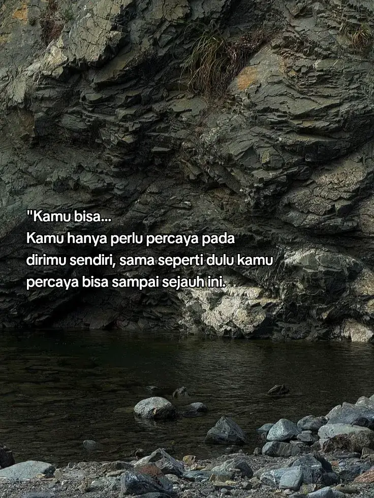 1. Tarik napas dalam-dalam Lakukan pernapasan perlahan selama beberapa menit. Tarik napas lewat hidung, tahan sebentar, lalu hembuskan perlahan lewat mulut. 2. Olahraga ringan Jalan santai, stretching, yoga, atau olahraga ringan lainnya bisa melepaskan hormon endorfin yang membuat tubuh lebih rileks. 3. Dengarkan musik yang menenangkan Musik dengan tempo lembut atau lagu favorit bisa membantu menenangkan pikiran. 4. Tidur cukup Kurang tidur membuat stres makin parah. Cobalah tidur lebih awal dan rutin. 5. Curhat atau berbicara dengan orang yang dipercaya Kadang hanya dengan bercerita, beban di hati terasa lebih ringan. 6. Jauhkan diri dari gadget sejenak Ambil waktu untuk 
