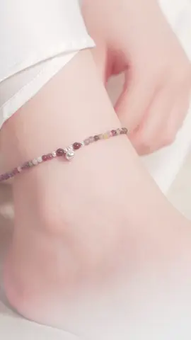 LC0139 mang năng lượng đá tự nhiên tourmaline, garnet vừa đẹp vừa phong thuỷ. Đeo vào chân là thấy vibe lên liền ✨ #daychuyenbactlee #lactaybactlee #khuyentaibactlee #trangsuc #tleejewelry 