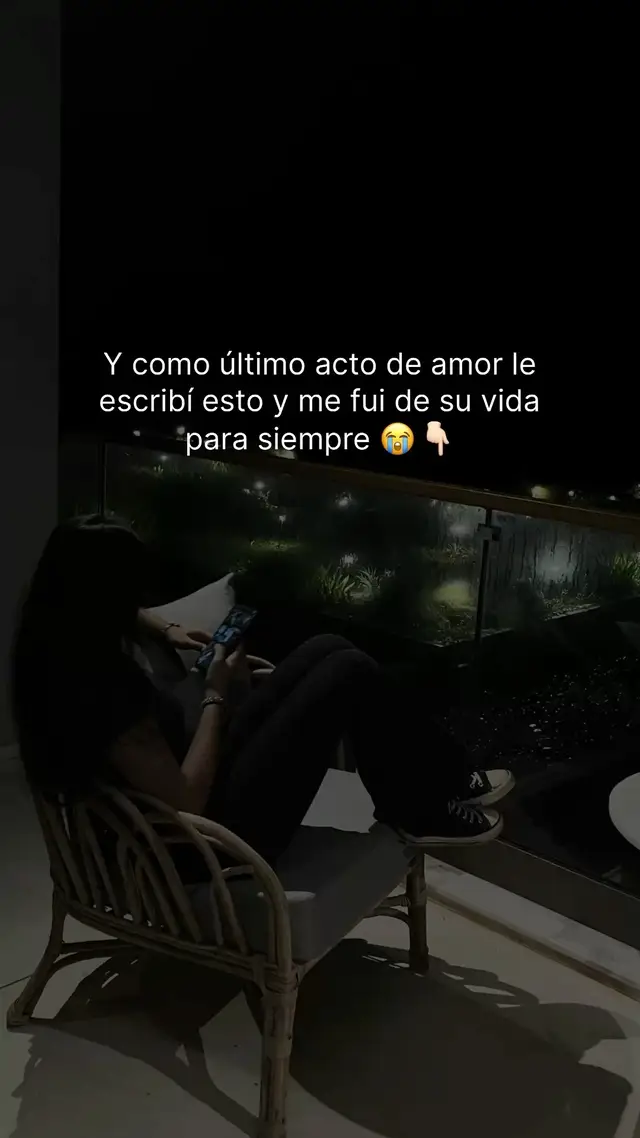 🌧️ Hola… No te escribo esto con enojo, sino con la calma que viene después de mucho dolor. Me voy y creo que esta vez sí es de verdad, pero primero que nada tengo que sacar esto que siento… y como último acto de amor. 🌷 Antes que nada quiero agradecerte. Gracias por los momentos bonitos, por las risas, por las veces que fuiste mi lugar seguro, por lo que soñamos hacer en algún futuro y por haber formado una parte de una etapa de mi vida. No te negaré que te amé desde lo más profundo de mi corazón y que siempre querré todo lo bueno para ti. 💔 Pero también tengo que decirte lo otro, lo que tanto oculté, porque así como hubo cosas buenas también nos hicimos mucho daño. Me rompiste mentalmente muchas veces con tus palabras, con tu forma de hablarme como si no valiera nada. Cada vez que me mentiste, cada vez que me ocultaste cosas, cada vez que me trataste con frialdad, dejaste una herida más en mí. 😔 Y aún así me quedé a tu lado esperando a que cambiaras, creyendo tus promesas de que ya nunca más pasaría lo que hacías… Me hiciste sentir chiquita, inservible, sola… incluso estando al lado tuyo. Me hiciste dudar de mí, de mi valor. Tu forma de mentir, de engañar, de jugar con mis sentimientos, me fue quitando la alegría, la paz, la confianza. 💭 Y aunque yo siempre traté de que nunca esto acabara, de parte tuya no era igual, parecía que querías que me rindiera. Me cansé de suplicar cariño, de justificarte, de llorar en silencio todas las noches mientras tú actuabas como si nada… No me voy de tu vida porque ya no quiera nada contigo, porque tú bien sabes que no es así… te lo di todo y tú solo me lo regresabas con engaños, mentiras, desprecios, con palabras que todavía me duelen recordarlas… No soy la misma que conociste, he cambiado por completo. ✨ Espero de corazón que algún día entiendas lo que tuviste conmigo. Yo ya entendí lo que merezco. Y si tú que lees esto también quieres soltar y sanar, ve al link en mi perfil y descarga mi guía “Vuelve a ser tú”, eso fue lo que me ayudó a empezar de verdad a soltar. #amorpropio #ex #amortoxico #soltar #paratiiiiiiiiiiiiiiiiiiiiiiiiiiiiiii 