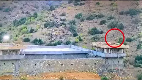 ٹاپ بریکنگ *انگور اڈہ ، جنوبی وزیرستان*  *پاک فوج نے افغانی پوسٹوں پر پاکستان کا جھنڈا لہرا دیا* پاکستان فوج  کی جانب سے افغان پوسٹوں پر قبضہ جاری ہے  افغانی فوجی پاک فوج کو آتا دیکھ کے بھاگ گئے  پاک فوج کی فائرنگ سے سیکٹر کی بیشتر پوسٹیں تباہ   رات گئے سے پاکستانی فورسز بھاری ہتھیاروں کے ساتھ پرجوش انداز میں افغان پوسٹوں کو کامیابی سے نشانہ بنا رہی ہیں،