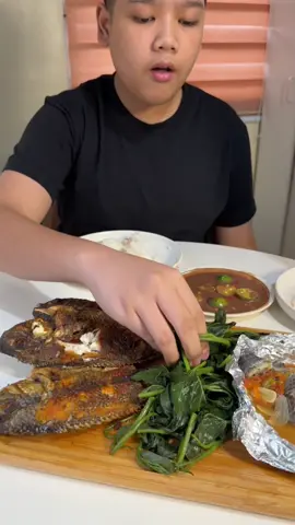 Inihaw o pritong isda #filipinomukbanger #mukbang #food #foodtiktok #FoodLover #FoodTok #foodblogger #Foodie #filipinofood #asmr #foodies #pinoyfood #ulamideas 