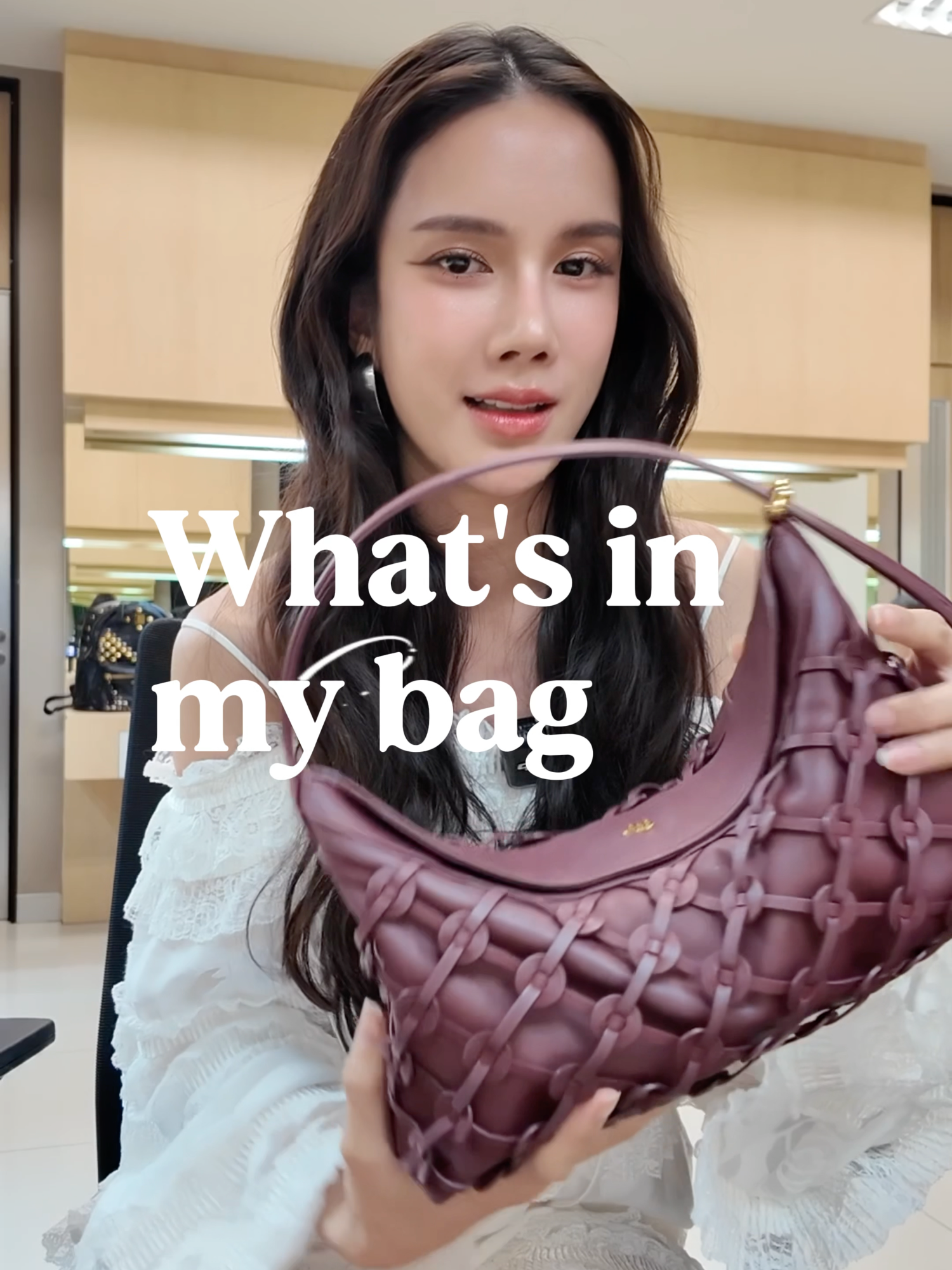 อยากรู้ใช่ไหม วันนี้พกอะไรบ้าง 😋✨#เนยปภาดา #fyp #whatinmybag #WhatsInMyBag