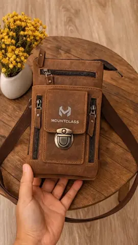 Tas kecil tapi elegan banget buat pria aktif! 👔 Bahannya kulit sapi asli, cocok buat harian atau nongkrong. Modelnya simpel tapi berwibawa — langsung bikin penampilan naik level! 💥 Jangan tunggu habis, harga lagi diskon di Flash Sale! #TasPriaKeren #TasKulitAsli #SlingBagPria 