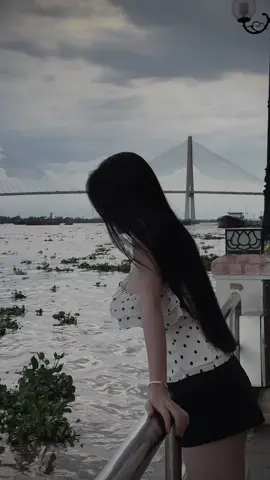 Mình thường không bị rung động bởi cái gì lớn lao,tiền bạc,sự nổi tiếng hay vẻ đẹp bên ngoài. Mình rung động vì đôi mắt buồn,vì những câu chuyện họ đã trãi qua,đôi bàn tay chai sạn nhưng sạch sẽ. Mình rung động khi thấy dáng vẻ người chăm chỉ làm việc,hay cặm cụi sửa cái bàn cái ghế. Mình sẽ rung động khi thấy họ trãi qua đủ thứ chuyện,nhưng vẫn giữ được trái tim thiện lương.!