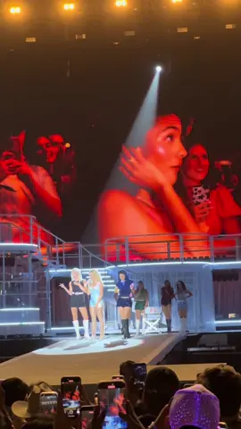 @Sabrina Carpenter arrested @Olivia Dean for Juno at weekend 2 of @ACL Music Festival #sabrinacarpenter #oliviadean #austincitylimits #juno #fyp 