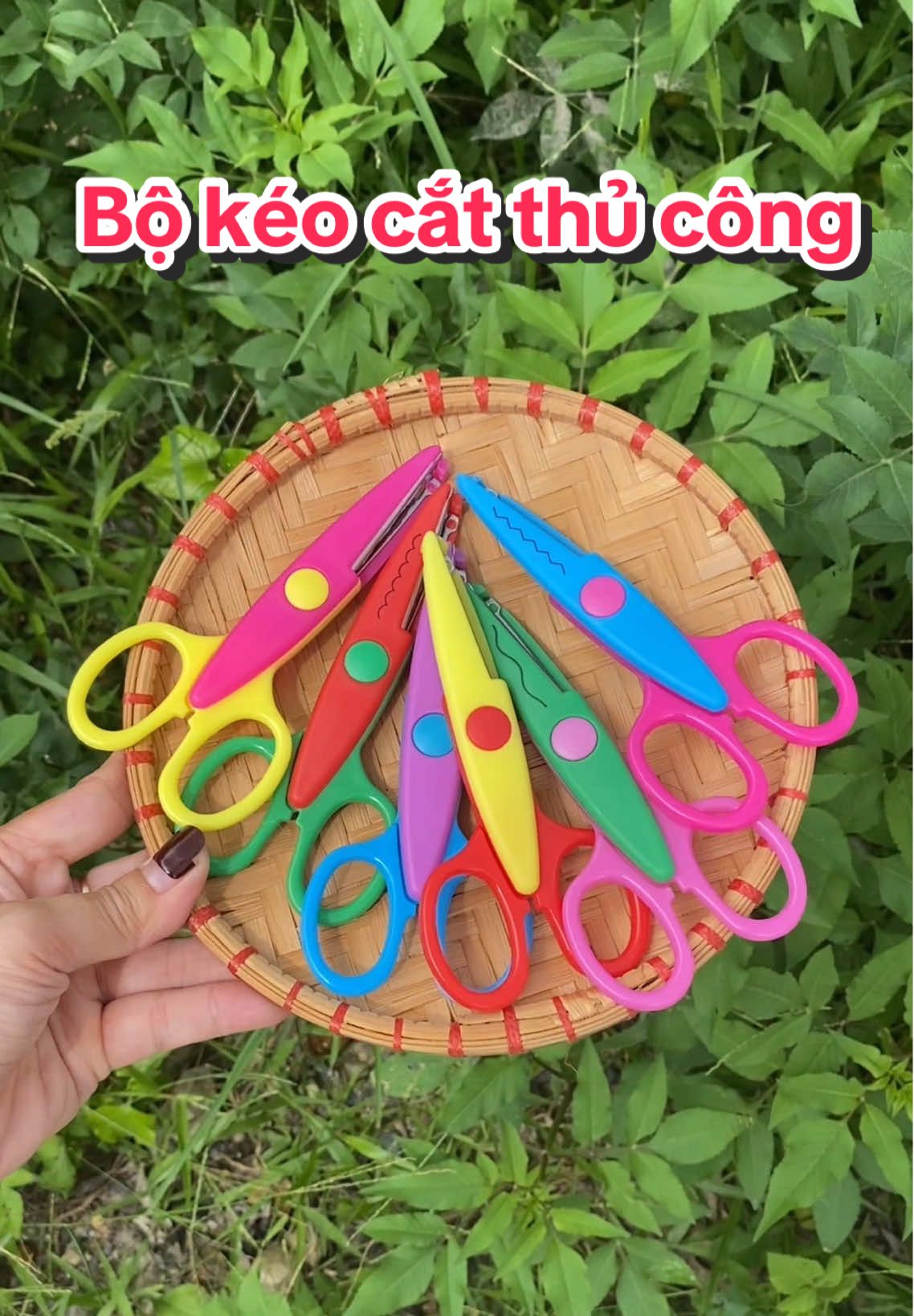 Bộ 6 chiếc kéo cắt giấy thủ công với 6 loại lưỡi kéo khác nhau giúp các bé phát triển sáng tạo + khéo tay ạ. #xuhuongtiktok #tamtungtay #keocatgiay #keocat #keothucong 