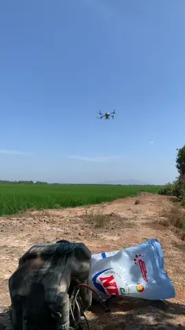 2025 rồi, A kia bảo Máy Bay có hiệu quả đâu mà bay. Hỏi kĩ lại thì ra a kéo phi xịt đất nhà 🤣🤣🤣 #xuhuong #trending #maybayphunthuoc #dji #djit70 