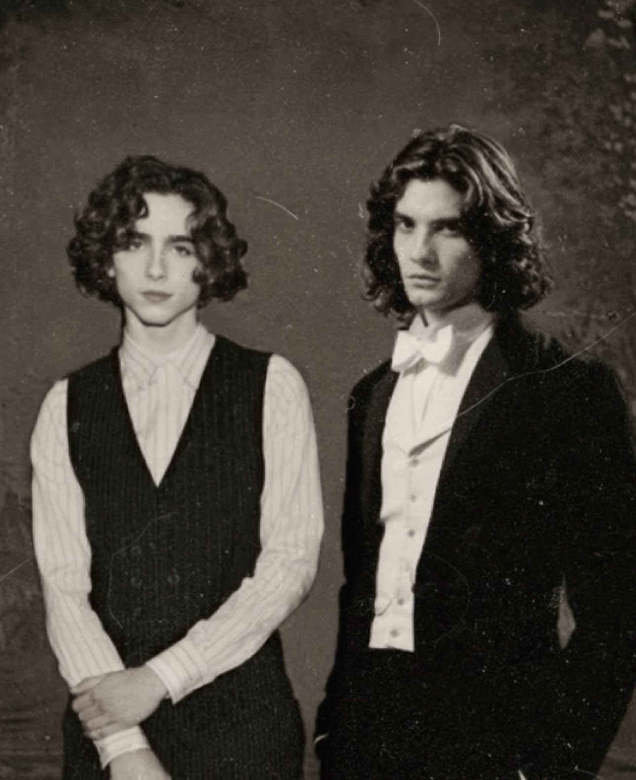 SiriusBlack - RegulusBlack “Một câu chuyện tình của hai chàng công tử nhà Black và nàng Muggle-born. Một tình yêu bị cấm kỵ bởi huyết thống và danh dự, bị xé rách giữa lòng trung thành và khát vọng.  Tưởng chừng là khúc ca lãng mạn giữa hai thế giới, nhưng cuối cùng… chỉ còn lại ánh nến tàn, mưa rơi, và ba trái tim lặng lẽ hóa tro.” Nảy upp rồi mà tự dưng thấy bài này cũng hợp nên mấy bồ đừng để ý 🥹 pov thì tui để bên vid cũ nha, lười ghi lại. Hì iu mấy bồ 🫶💗 #edit #siriusblack #regulusblack #foryoupage #harrypotter 