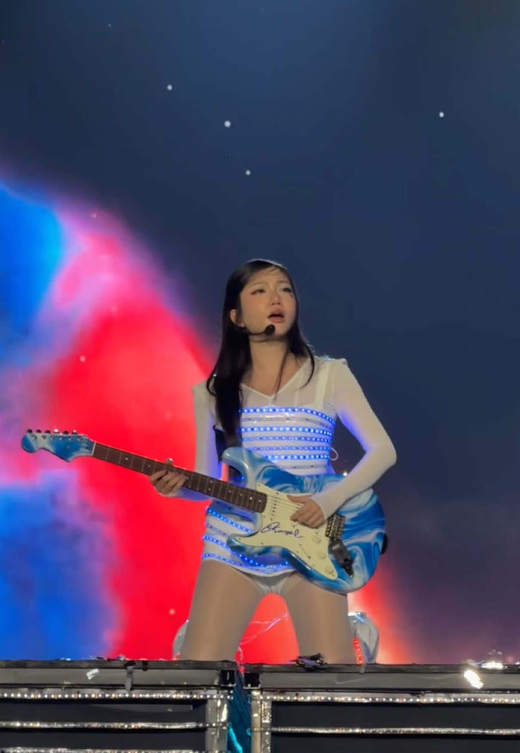 Lội Ngược Dòng vang lên giữa SVĐ Quốc gia Mỹ Đình như một minh chứng đầy xúc động cho tình cảm mà khán giả dành cho Cam và âm nhạc ấy đã đưa Cam đến khoảnh khắc này.  Một lần nữa, xin được trân quý tất cả  🧡 #orangesinger #cmazor 