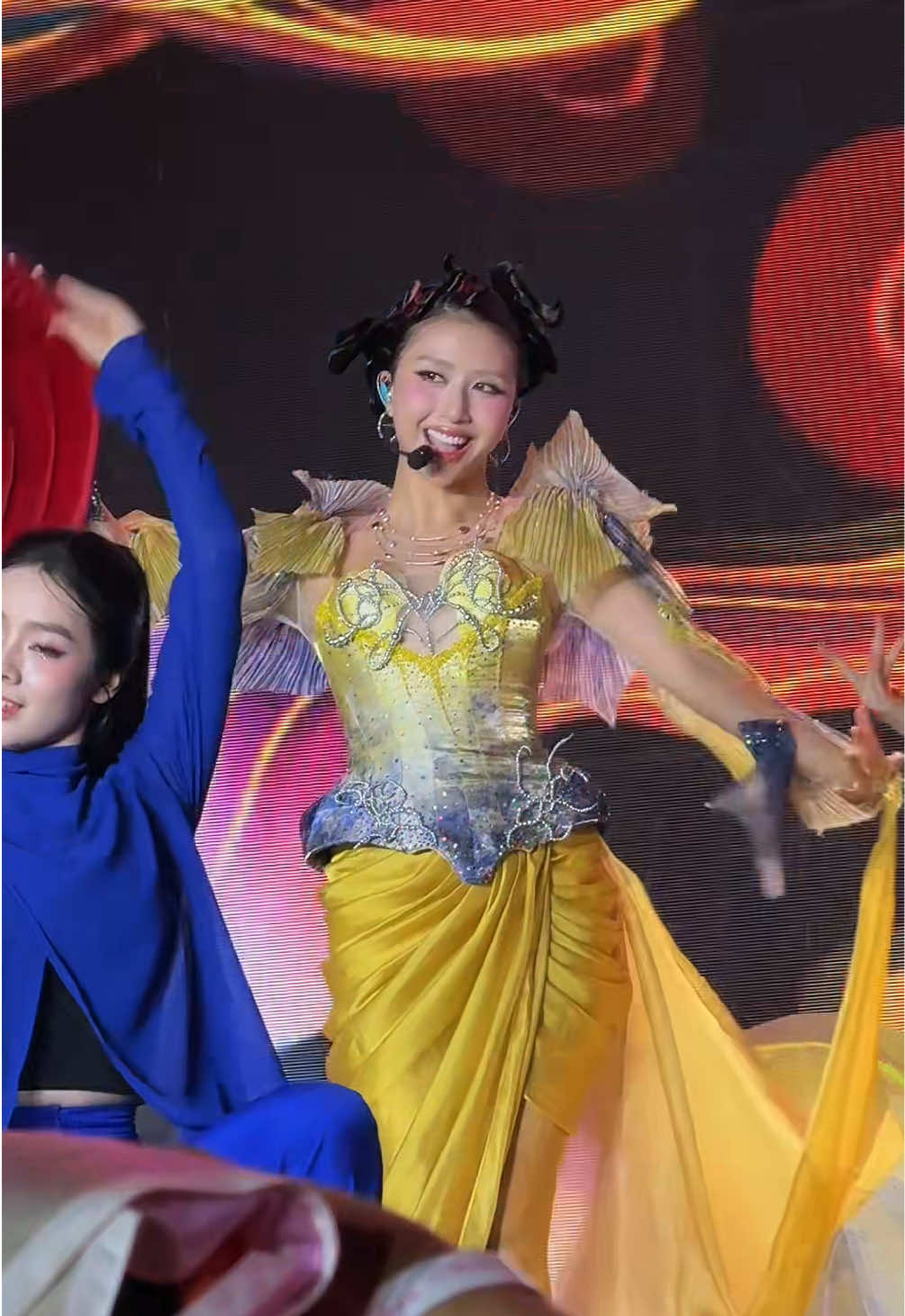 Đón Trung thu muộn tí cùng 5 chị Hằng nhé 😛 #QuynhAnhShyn #emxinhsayhiconcert #emxinhsayhi #BTLHOT