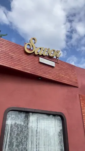 Buat kamu yang cari tempat nongkrong estetik tapi tetep chill, ini dia jawabannya! 💫 Dari dessert, kopi, sampai makanan berat semua ada di sini. Cozy vibes-nya bikin betah nongkrong lama-lama 🤎 Rekomendasi banget buat kamu yang suka ngopi cantik, kerja santai, atau sekadar healing tipis-tipis~  📍Savor Bakery & Cafe, Bandar Lampung 💸 Start from 25K-an aja 📸 Spotnya super estetik dan terang, cocok banget buat foto-foto!                       #SavorBakeryCafe #CafeLampung #KulinerLampung #CafeBandarLampung #BakeryCafeLampung #TempatNongkrongLampung #HiddenGemLampung #Fyp #CoffeeshopLampung #VibesCafeLampung #LampungHits #CafeEstetik #LampungCulinary