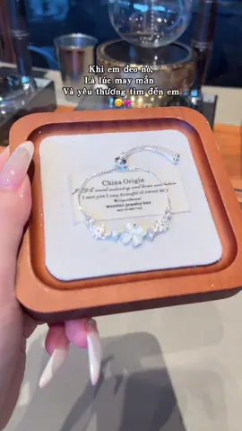 Vòng tay lá bốn lá – Đeo vào, để may mắn âm thầm đến bên em.#ClassyGirl#bracelet#goldbracelet#pinkbracelet#quatangbangai  