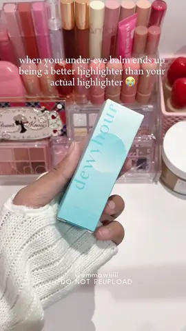 it looks dewy and not just glittery which makes it perfect 🫣 #kimuse #kimuseph #kimusedewyhour #eyebalm #dewyhighlighter 