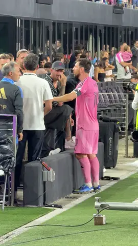 ¿VUELVE EL MARTES? Messi se acercó a hablar con sus compañeros de la Selección Argentina luego del triunfo por 4-0 de Inter Miami ante Atlanta United. #Messi #InterMiami #atlantaunited 