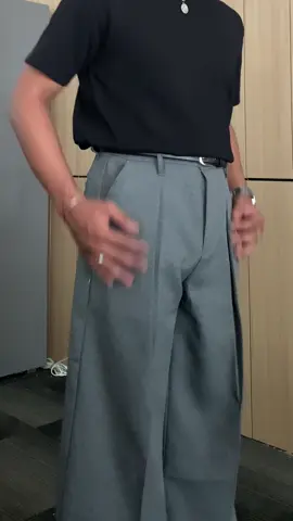 pleated trousers favorite gua sejauh ini tetep dari brand ini sih, dengan harga segitu lu uda bisa dapetin fashion item yang ga biasa, gua sampe punya semua warna ni btw haha #pleatedpants #pleatedtrousers #simpleandclean #manstyle 