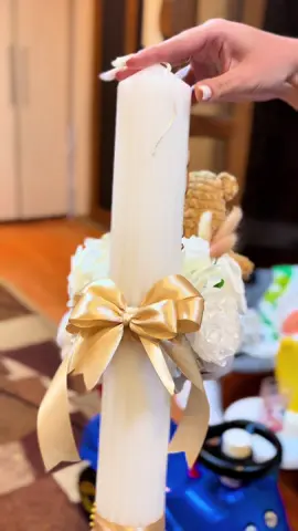 Fiecare lumânare spune o poveste… În fiecare detaliu se ascunde o clipă de emoție, o dorință și o binecuvântare pentru cel mic. Realizată cu grijă, pasiune și dragoste, lumânarea de botez devine mai mult decât un simplu obiect — este o amintire care luminează sufletul. ✨ Privește cum ia naștere magia, pas cu pas. #lumanarebotez #boy #lumanari #handmade #candlestataru 