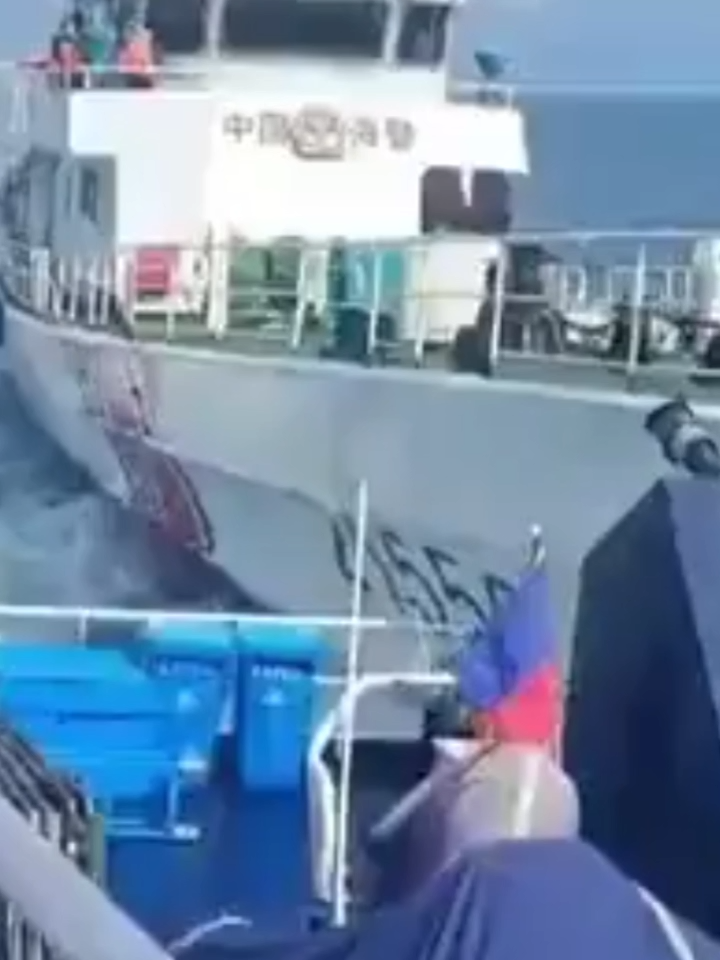 BARKO NG BFAR BINANGGA, BINOMBA NG CHINA COAST GUARD Binangga at binomba umano ng tubig ng mga barko ng China ang Philippine Coast Guard (PCG) at Bureau of Fisheries and Aquatic Resources (BFAR) vessel sa West Philippine Sea nitong Linggo, Oktubre 12. VIDEO COURTESY: PCG #AbanteNews #BFAR #CCG #PCG #philippinecoastguard #chinacoastguard