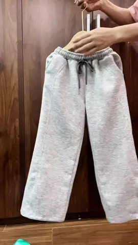 Quân bi 2 da chất đẹp ma đứng phong lắm a . Con mặc thoải mái dễ chịu lắm các mẹ a lại con chế khuyết điểm cho con nữa . Cạp chun co dãn thoải mái #quanchobe #quannichobe #quannidangsuong #xuhuong 