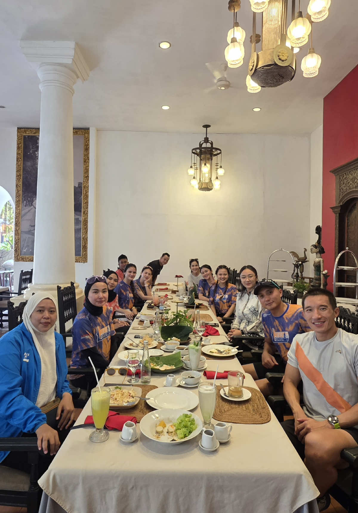 Sarapan bersama sis @sorayalarasat1 bersama suami @donyamaldi dan teman - teman Patria Fun Run @danielgraha saling sharing pentingnya menjaga dan meningkatkan kesehatan di tengah kesibukan kegiatan, kehidupan paling nikmat di dunia ini adalah sehat karena apapun yang dimiliki di dunia tidak akan bisa dinikmati jika kita sakit. Jadi, mari bersama menjaga kesehatan!  #elimtyusamba #wakilwalikotablitar #milenialuntukkotablitar #indonesiasehatindonesiahebat 