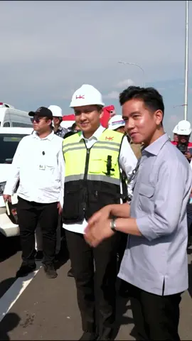 Mengawal konektivitas Jalan Tol Trans Sumatera (JTTS) dapat selesai tepat waktu, kami meninjau langsung dua proyek strategis di Sumatera Selatan, yaitu proyek Junction Palembang di Kabupaten Ogan Ilir dan proyek Jembatan Musi V yang menjadi bagian dari ruas Tol Palembang–Betung di Kabupaten Banyuasin. Pembangunan infrastruktur JTTS yang menghubungkan Lampung–Sumatera Selatan–Jambi diharapkan bukan hanya memperlancar mobilitas antarprovinsi, tetapi juga memperkuat distribusi logistik dan menghadirkan pusat-pusat pertumbuhan baru yang menopang ekonomi nasional. Saya berharap penyelesaian proyek strategis JTTS di Sumsel ini tepat waktu agar manfaatnya segera dirasakan masyarakat. Konektivitas yang baik akan mempercepat distribusi hasil pertanian, menekan biaya logistik, dan memberikan efisiensi perjalanan bagi masyarakat luas.
