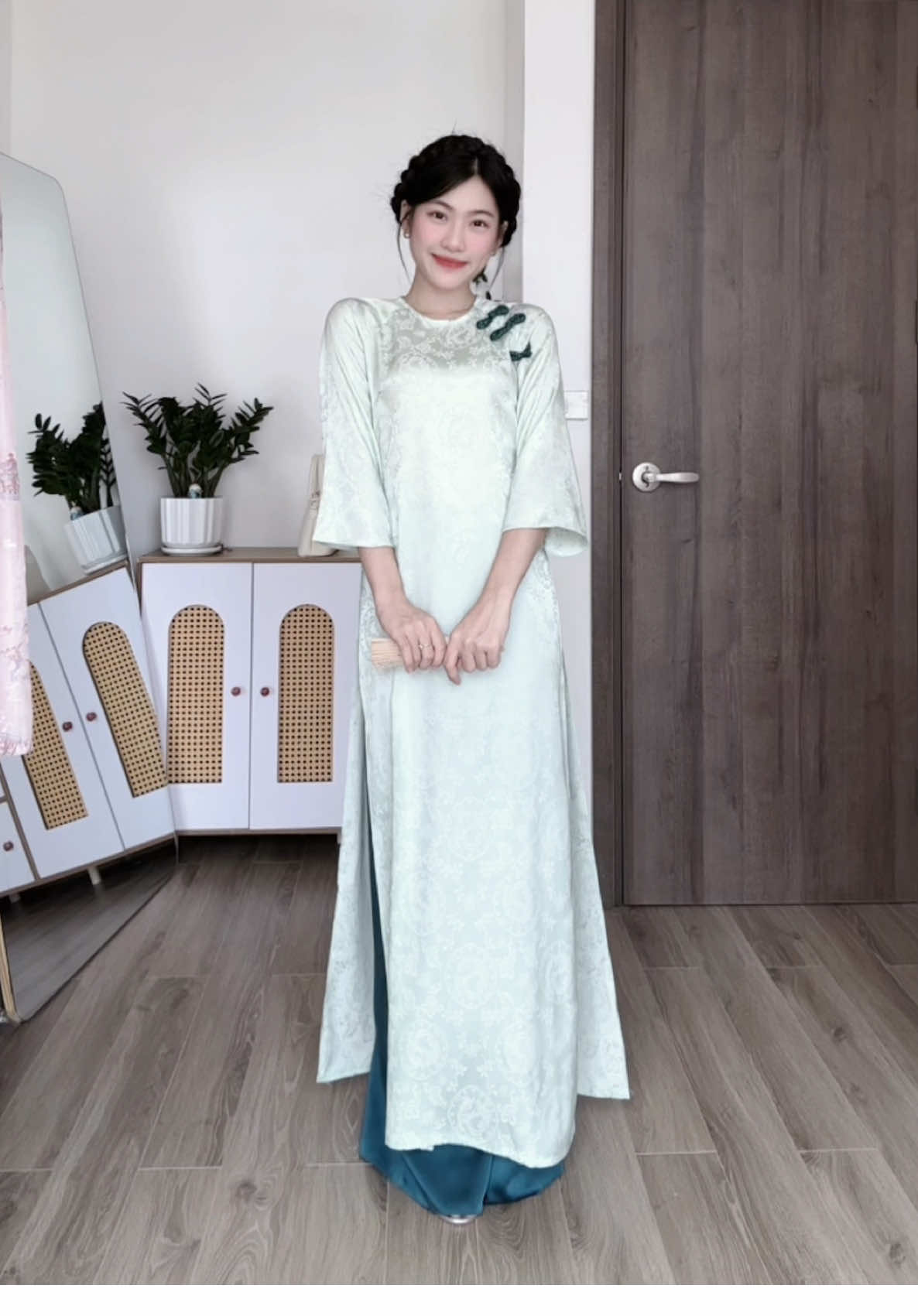 P8: Áo dài tết đê cùng Thảo Lendo🎀  Em này mà không hot thì em nào mí hot đêiii ạ, 2 màu các nàng tham khảo nha, tôn da lại còn nổi nữa #aodaimayly #áodai #aodaitet #tetmacgi #tết2026 