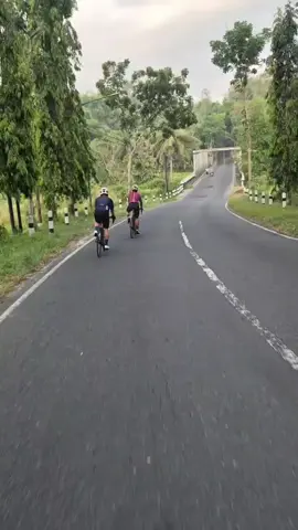 Tu dengerin untuk para isteri🤣 lelaki itu butuh Tantangan... #roadbike #lelakibutuhtantangan  #olahragapagi 