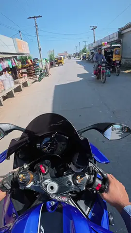 Indicator lagana gunaah hai kya bhai? 😭 Bro changed lanes like he got teleportation powers 💀 Isne toh bike ke bajaye dil ka RPM badha diya 😭🏍️ #YamahaR6 #Closecall #Nearmiss #Gujarkhan #Throttlistan 