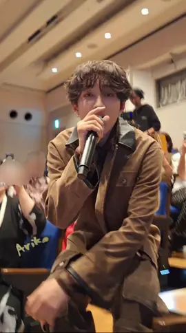 ワンオクのWherever you are♪「愛してるよ」を目の前にしゃがみこんで歌われたら…そりゃ、恋に落ちるよね🤯😍💘🫠 FALLING LOVE WITH NOEUL #FALLinLove_Tokyo #noeulnuttarat #noeullee_  @Noeul 