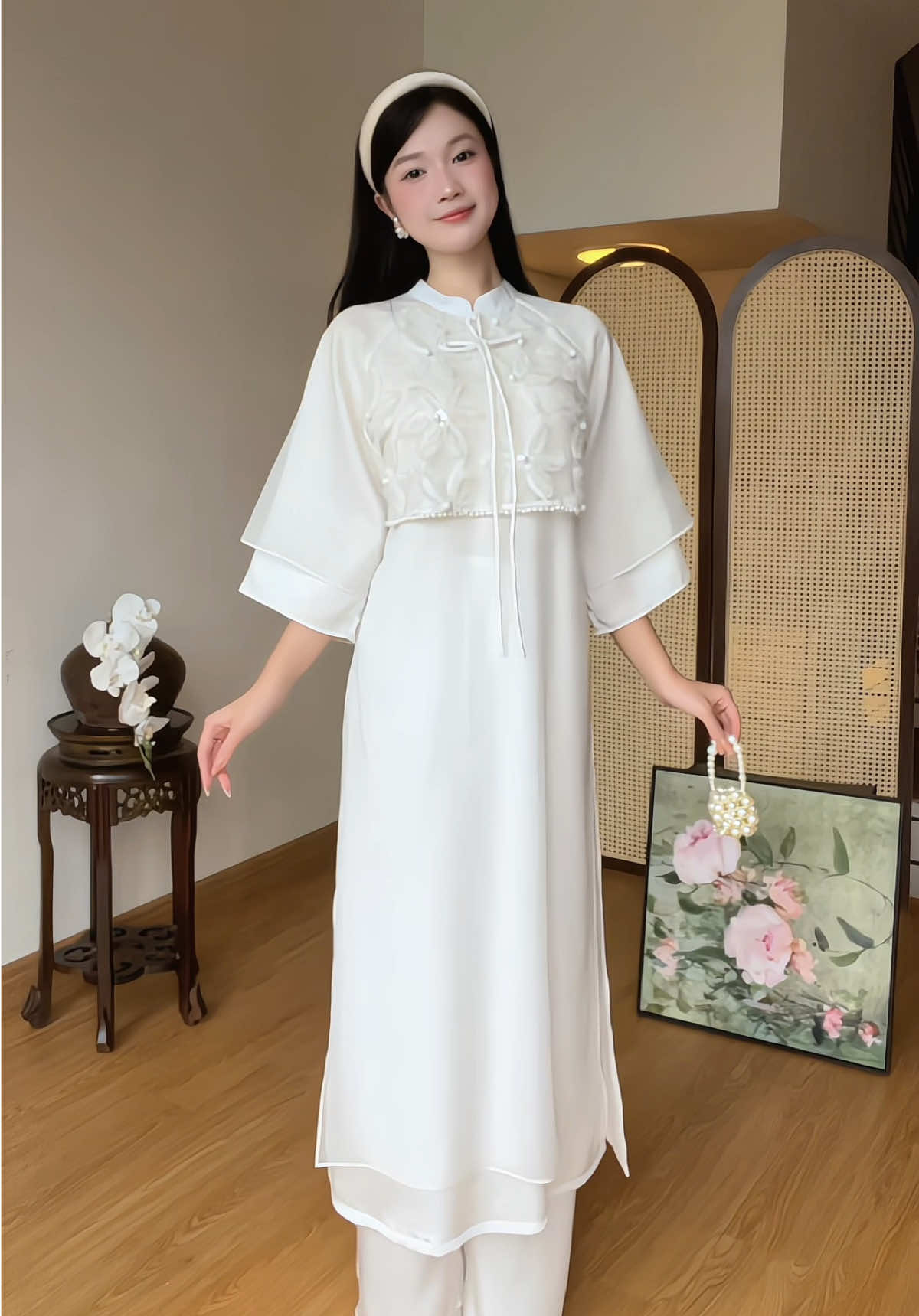 Nàng đến trong sắc trắng dịu dàng, nhẹ như hương sương sớm, khiến lòng người xao động. #aodailana #aodaicollection #bachyen #sd267 