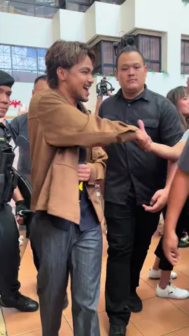 Syafiq Kyle sudah sampai di Centre Point kk siapa ada sana bah? #Malaysia #InilahKopiPekat #TakManisSangat #FeveretSyafiq #syafiqkyle