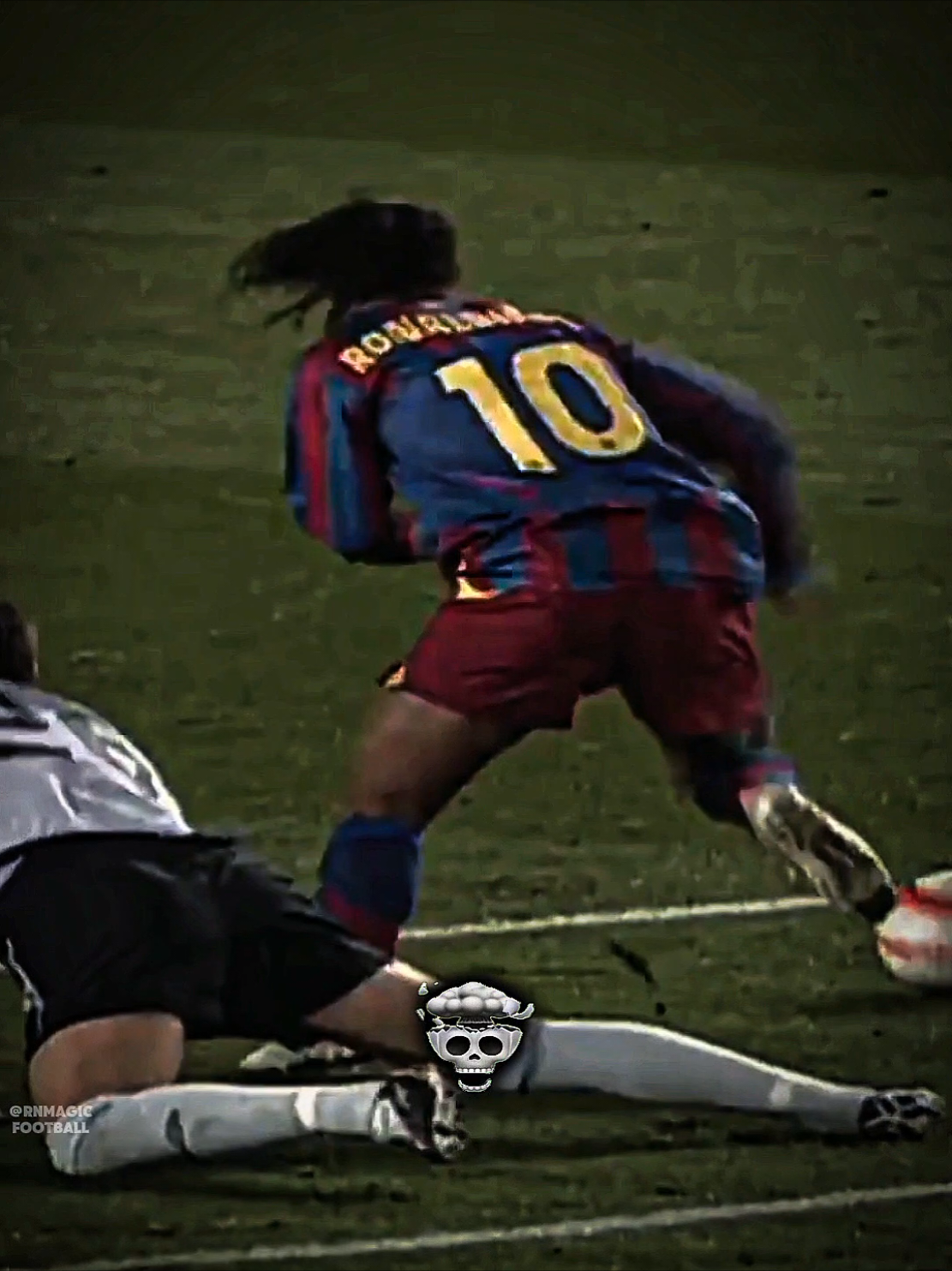 dinho was unstoppable ☠️#rnmagicfotball #fyp #viralllllll #ronaldinho #barcelona 