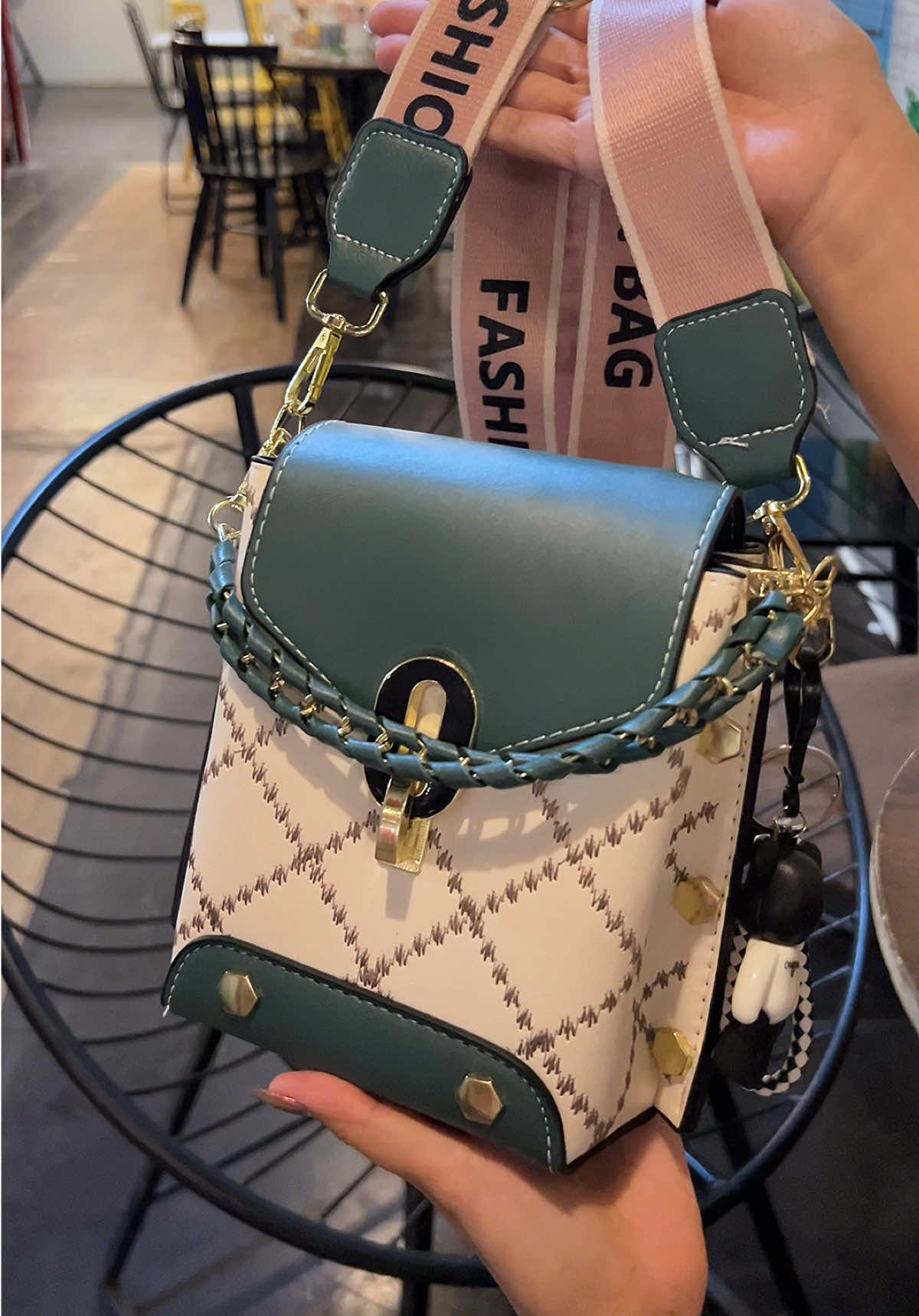 Túi xinh đang trợ giá hời nữa nè . Nhiều màu cho các bà lựa nha #tuixach #tuideocheo #tuixachnu #xuhuong #tranghatay96  @Trang Hà Tây 96  @Trang Hà Tây 96  @Trang Hà Tây 96 