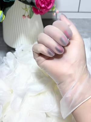 Găng tay dùng một lần dày và chống kéo, ăn uống, làm việc nhà, lấy dùng khi cần rất tiện lợi.