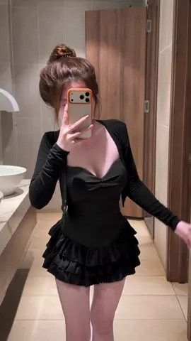 Lỡ mặc rồi không muốn thay ra luôn 😆