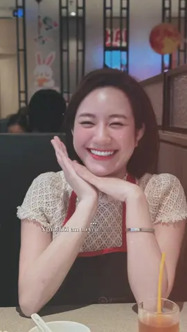Nếu như chữ “Yêu” bắt đầu từ một ánh nhìn khiến tim khẽ rung lên, được nuôi dưỡng bởi những nỗi nhớ da diết và những quan tâm nhỏ bé nhưng chân thành, Thì chữ “Thương” lại bắt đầu từ sự biết ơn… Bởi vậy người ta mới bảo, để thương được một người thật sự thương  là điều chẳng hề dễ dàng. Chỉ khi trong lòng mình dâng lên sự biết ơn từ những điều rất đỗi bình thường mà người ấy làm cho mình, lúc đó mới thật sự là thương. Biết ơn vì họ đã bước vào cuộc đời ta  nhẹ nhàng mà đủ để thay đổi mọi điều. Biết ơn vì từ khi có họ, ta có thêm một người để sẻ chia mọi điều bé nhỏ trong ngày. Biết ơn vì nhờ họ, ta biết yêu một người không chỉ bằng trái tim, mà còn bằng cả sự trân trọng và mong muốn gìn giữ. Biết ơn vì hôm nay, chúng ta vẫn còn ở đây, vẫn quan tâm nhau bằng ánh mắt, bằng lời hỏi han, bằng những điều tưởng chừng như giản dị nhưng thật ấm lòng. Biết ơn… vì tất cả. Vậy còn bạn, đã thương một ai đó thật lòng bao giờ chưa?
