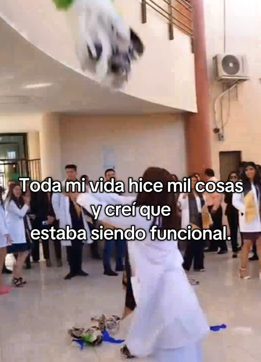 Cuando una persona con TDAH y/o autismo logra sostener una vida “funcional” durante años —estudios, amistades, hobbies, productividad—, muchas veces lo hace a costa del masking. El masking es esa “máscara social” que usamos para parecer que todo va bien: para actuar de forma neurotípica, seguir el ritmo de los demás, y cumplir con lo que se espera de nosotras. Durante ese tiempo, tu cuerpo y tu mente están en modo supervivencia, con mucha hiperfocalización, dopamina social, curiosidad, y ansiedad mezcladas. Y aunque parezca que estás “haciendo mucho”, en realidad estás sobrecargando tu sistema nervioso. Entonces, cuando llega el diagnóstico o simplemente la saturación… el cuerpo se apaga. Ya no puede sostener el mismo ritmo. Lo que antes hacías “automáticamente” —aunque parecía energía, era masking— ahora se cae, y sientes como si hubieras “perdido habilidades”. Pero no se pierden Solo estamos sin máscara por primera vez, intentando averiguar quiénes somos sin esa presión constante. Y ese vacío, esa pausa, es una parte del duelo y la reconstrucción. #autismawareness  #tdah  #audhd  #habilidades  #fobiasocial 