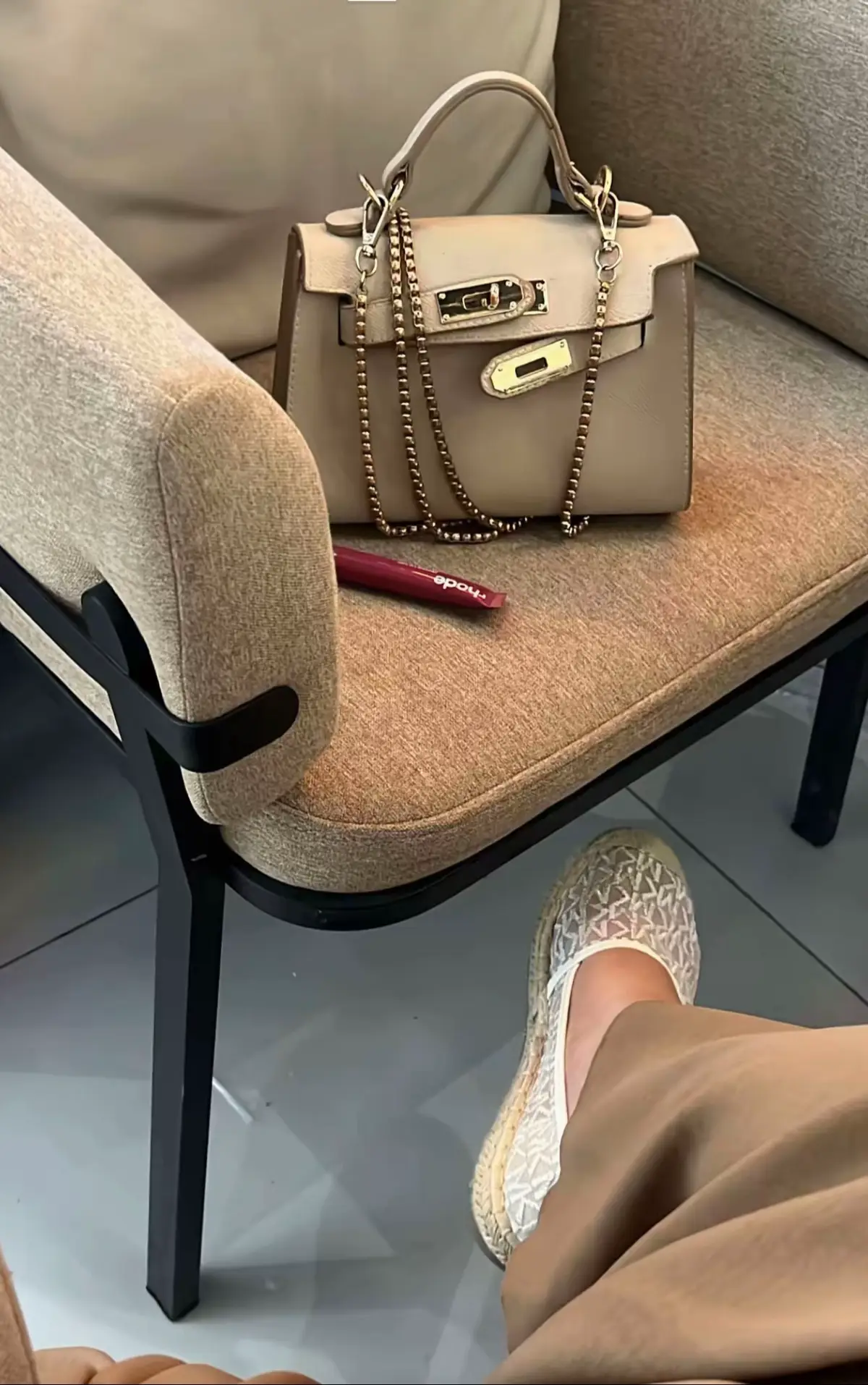 ‏كل شيء حولي غير مؤثر ، حتى أمنحه أنا القيمة.