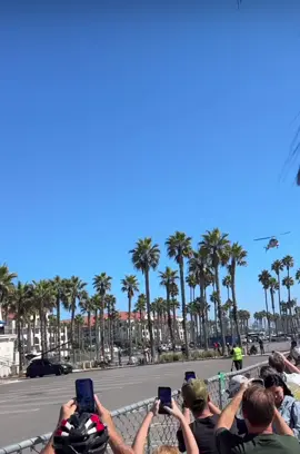 🚁 Helicopter Crash in Huntington Beach! Palm trees & hotel nearly hit! 🌴🏨 5 injured, including 2 inside the chopper & 3 pedestrians. 🚑 Tail-rotor malfunction suspected. ⚠️ #HuntingtonBeach #HelicopterCrash #BreakingNews #ChaosInTheSky #CarsNCopters