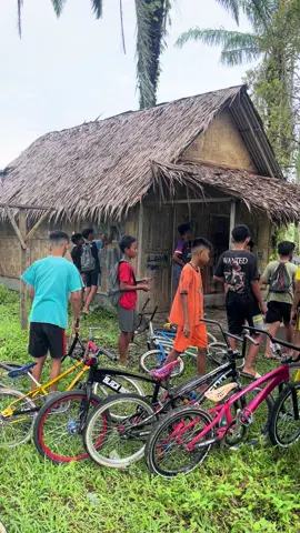 ini dia pelakunya, baru dapat laporan dari @Rina Fransisca juga @Risma Hasibuan ps setempat! memang setiap libur shooting pasti ada aja coretan baru di dinding itu, capek kali kami bersihkan coretan itu setiap mau take, ini entah udah keberapa kali baru ketahuan siapa pelakunya,  Memang kalo hari minggu libur shooting banyak orang datang ke lokasi, untuk cuma poto atau mandi sungai, aku senang lihatnya karena warlok sampe jualan popmie dadakan dilokasi shooting itu,  Tapi prilaku yang coret mencoret gini sampai merusak properti udah gak asik, mohon dinasehatin ya bapak ibu ke anak anaknya, 🙏🏻🙏🏻