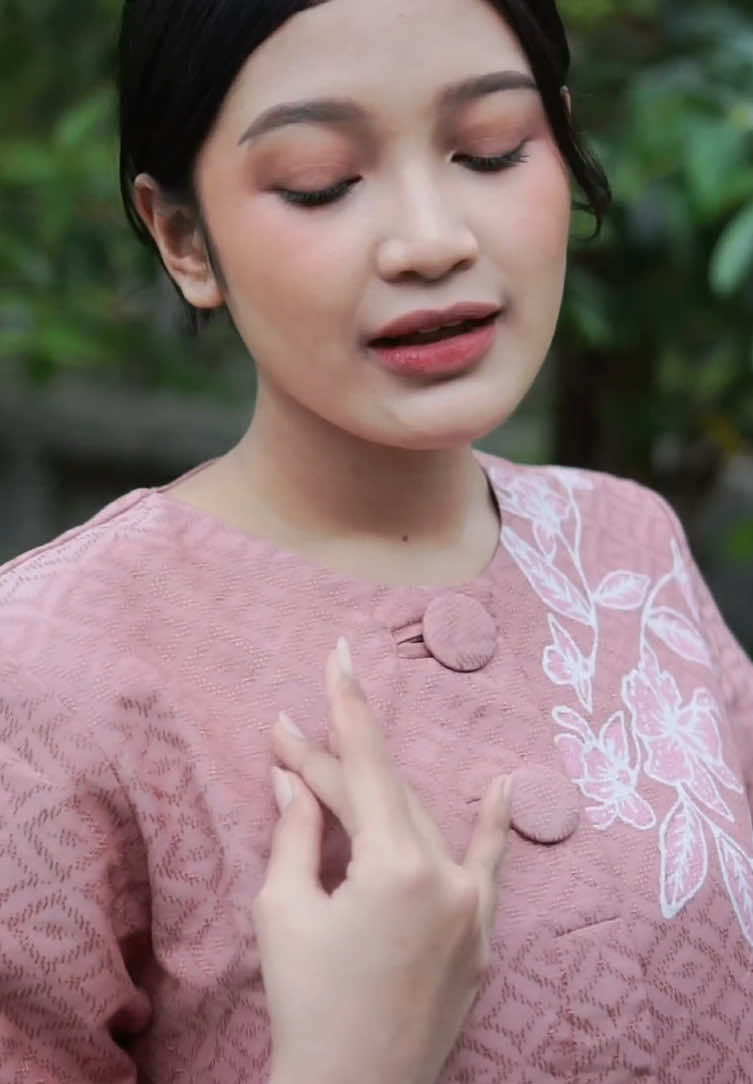 Lembut, elegan, dan berkelas. Sekar Ayu dibuat dari dobby premium dengan lapisan trikot halus, menghadirkan harmoni antara keindahan batik dan kenyamanan modern. Pilihan tepat untuk tampil anggun di setiap momen. 🌸 #batik #batikindonesia #batikpremium #blouse #fashion 