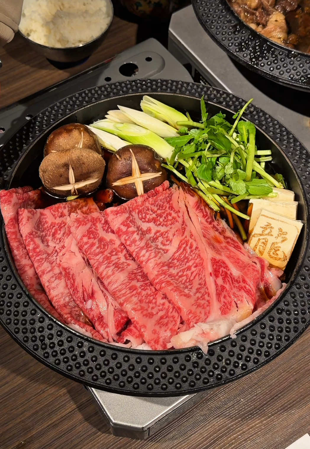 脂のキレが異次元な“和牛すき焼き”🥩 東京・上野で話題の【WAGYU SUKIYAKI 龍】では、 厳選された熊本県産“天草黒牛”を使った極上すき焼きが楽しめる！ A5ランクのサシが入ってるのに、脂っこさを一切感じない上品な旨み😳 300gの贅沢ボリュームなのに、口の中でとろけてまるで飲める肉🤤 ご飯と生卵はなんと食べ放題🍚 東京旅行やご褒美ディナーにぜひ行ってみて！保存しといて🏷️ —— 動画の商品はこちら↓ 🥩 A5和牛すき焼きセット 300g（¥7,800） —— 🗾【店名】WAGYU SUKIYAKI 龍 上野 📍【住所】東京都台東区上野公園1-57 西郷会館 UENO3153 B2F-A 🚉【アクセス】上野駅徒歩1分 ⏰【営業時間】16:00〜0:00（L.O. 23:30） 💤【定休】なし 💰【料金】¥7,000〜 —— “Luxury Wagyu sukiyaki that melts in your mouth” 🥩 At WAGYU SUKIYAKI Ryu Ueno, indulge in A5-grade Amakusa Kuro-gyu — rich in flavor yet incredibly light and tender 🤤 The marbling is perfect, and each bite melts away like butter. Plus, rice and eggs are all-you-can-eat 🍳 Save this spot for your next Tokyo food trip 🏷️ —— 🥩 A5 Wagyu Sukiyaki Set (300g) – ¥7,800 📍 1-57 Ueno Park, Seigo Kaikan UENO3153 B2F-A, Taito-ku, Tokyo ⏰ 4:00 PM – 12:00 AM 💤 Open daily —— #東京グルメ #上野グルメ #すき焼き #和牛 #Japanesefood  