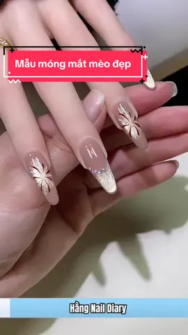 Mắt mèo lên mẫu kiểu này đpej chị em nhỉ #nailart #naildesign #nails #hangnaildiary #xuhuong 